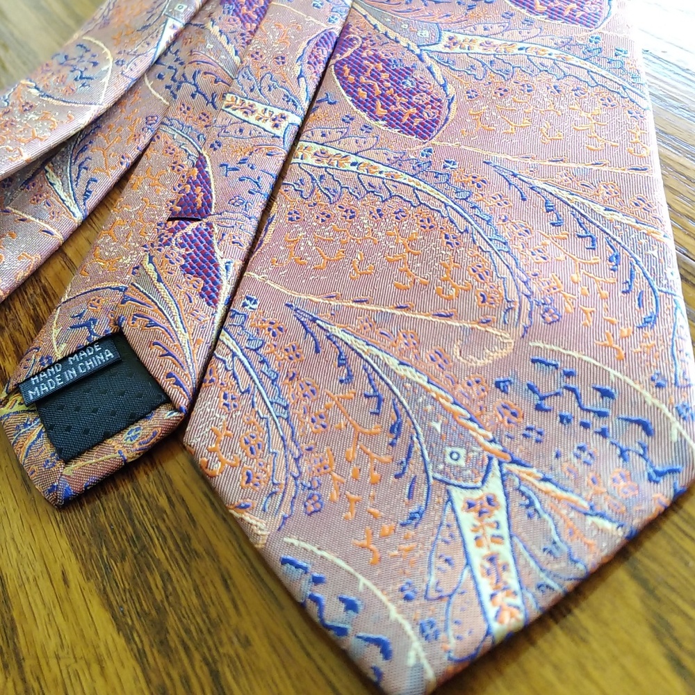 Dona Dona Silk Paisley Necktie